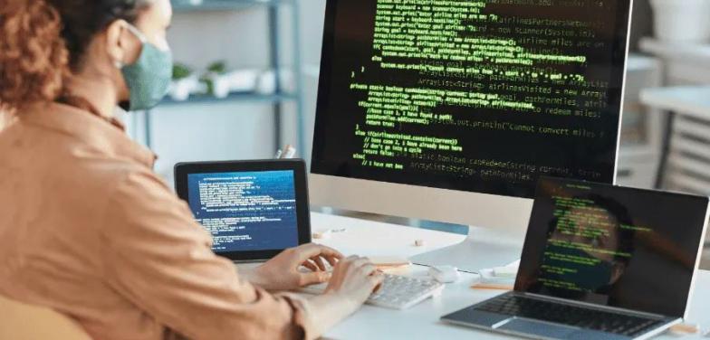 Lanzan 600 becas para mujeres que quieran estudiar tecnología