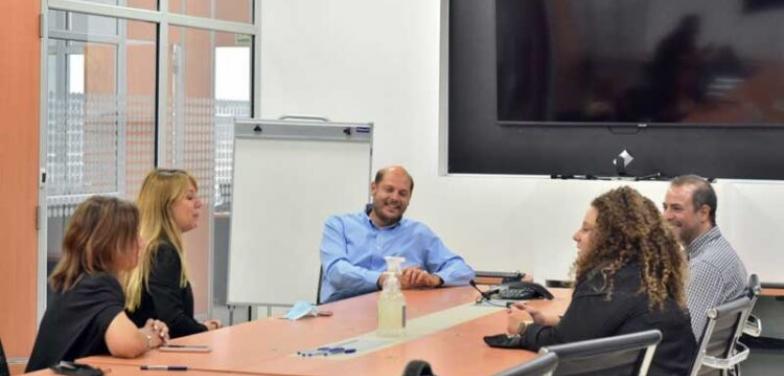 Firman convenio para reducir la brecha digital en la ciudad
