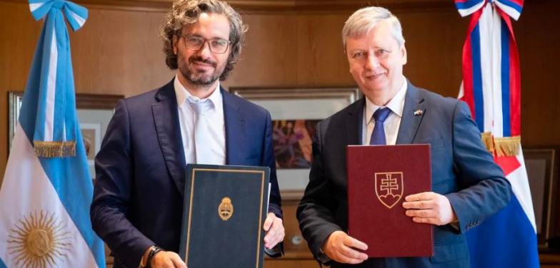 Argentina y Eslovaquia firmaron acuerdo de intercambio laboral y turístico para jóvenes