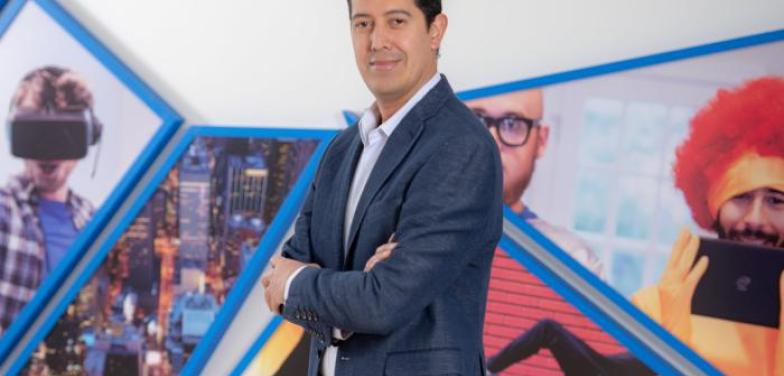 La compañía Intel Corporation presentó en el país la cuarta generación de los procesadores Xeon, los cuales buscan a través de sus características, acelerar la transformación digital de las empresas y promover el uso responsable de energía. Santiago Cardona, director general de Intel para Hispanoamérica, habló sobre cómo viene operando en Colombia y de las proyecciones en el mediano plazo. Conoce el caso completo en: https://www.portafolio.co/negocios/empresas/entrevista-santiago-cardona-director-general-d