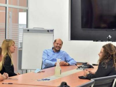 Firman convenio para reducir la brecha digital en la ciudad